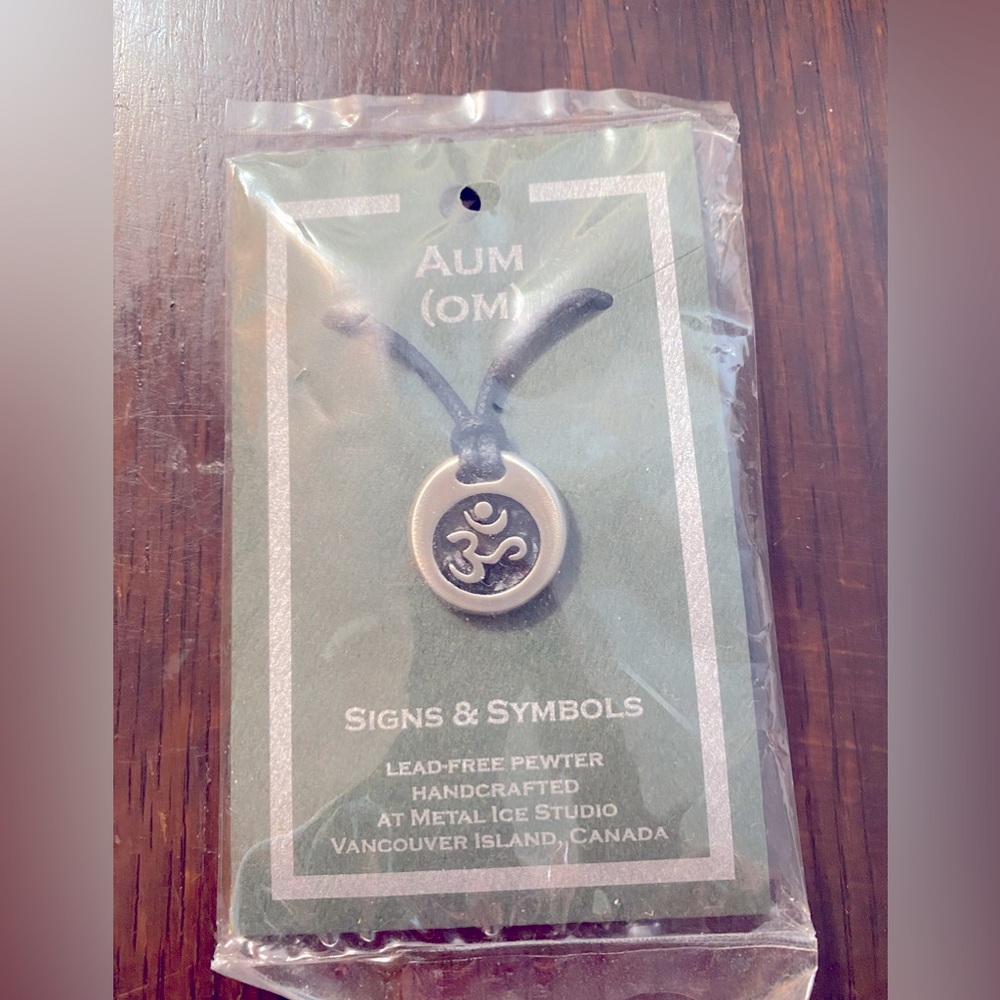 A-U-M- necklace 
• THE ORIGINAL ETERNAL SOUND